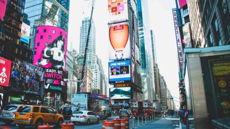 大晦日で有名な高層ビル「ワン・タイムズスクエア」を約650億円かけてバーチャル体験仕様に再開発