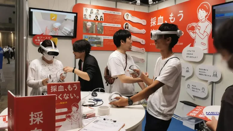 国際モダンホスピタルショウ2024の「採血VR」ブースの様子